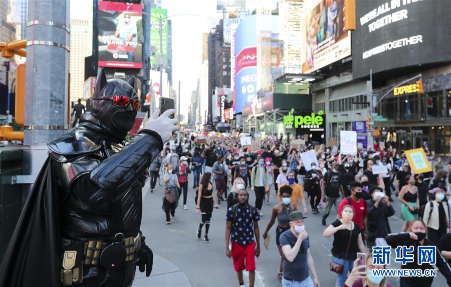 حظر تجول في مدينة نيويورك لكبح الاحتجاجات العنيفة