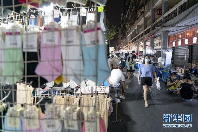 بالصور: سوق ووهان الليلي يستعيد حيويته من جديد