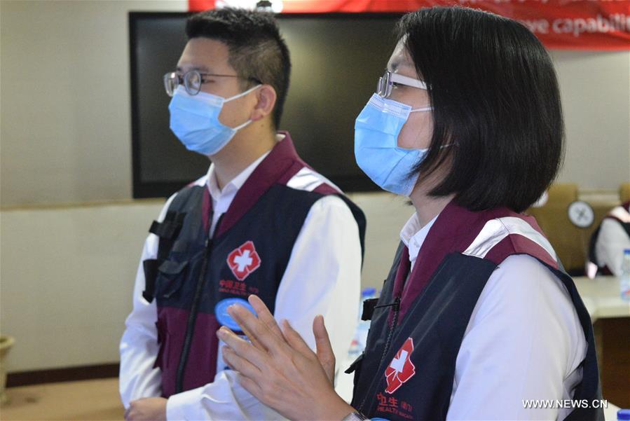 فريق الخبراء الطبي الصيني الزائر يتشارك الخبرات حول (كوفيد-19) مع أطباء صينيين في السودان