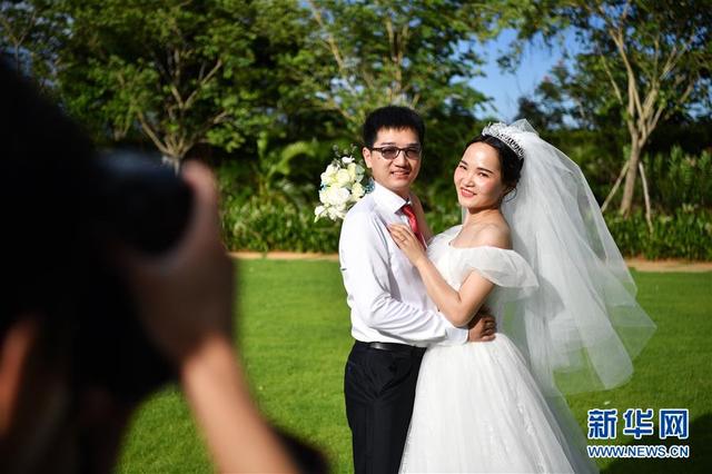 إقامة حفل زفاف جماعي لمكافحي كوفيد-19 في مدينة سانيا الصينية المشهورة بالمنتجعات