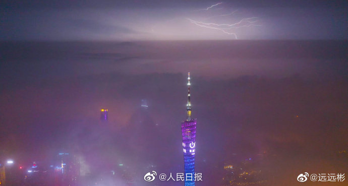 صور فريدة: لحظة ضرب البرق أطول برج فى الصين