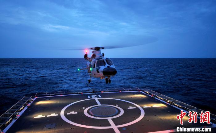 أسطول الحراسة الصيني ينظم تدريبات بطائرات الهليكوبتر فى خليج عدن