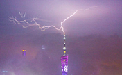 صور رائعة: لحظة ضرب البرق أطول برج فى الصين