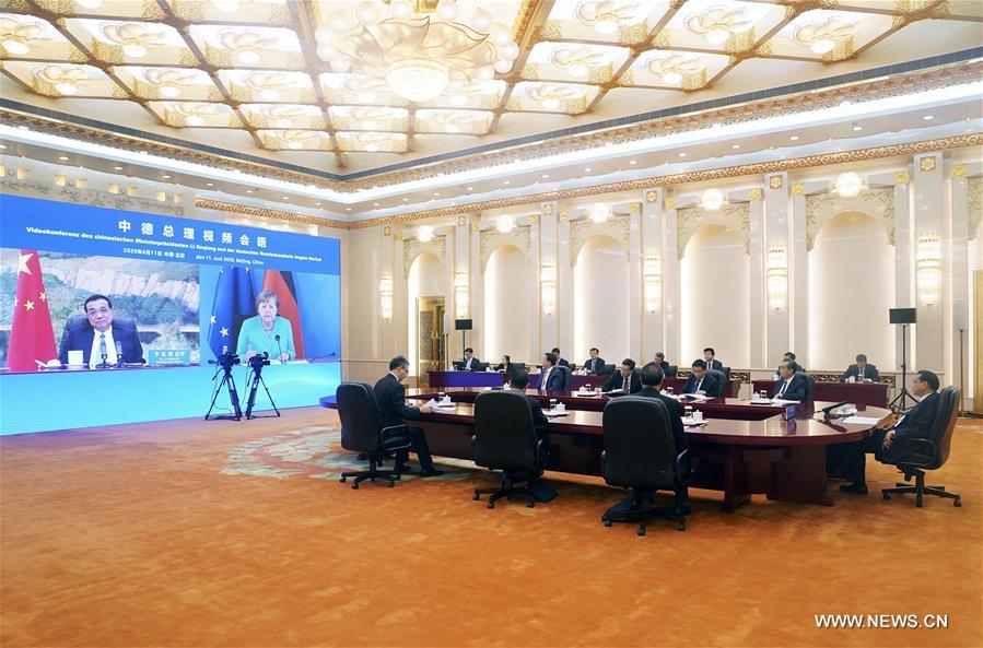 رئيس مجلس الدولة الصيني يعقد اجتماعا عبر الفيديو مع المستشارة الألمانية