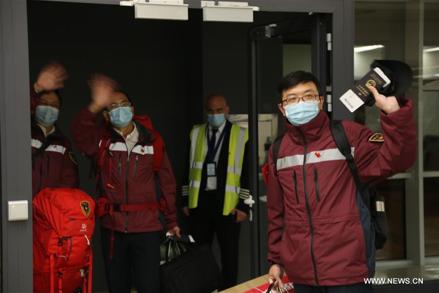 خبراء طب صينيون يغادرون صربيا بعد مهمة ناجحة