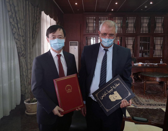 الصين تسلم ليبيا مساعدات طبية لمكافحة مرض فيروس كورونا 