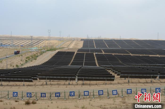 إنشاء مشروع ضخم للطاقة الشمسية في صحراء كوبتشي بشمال الصين