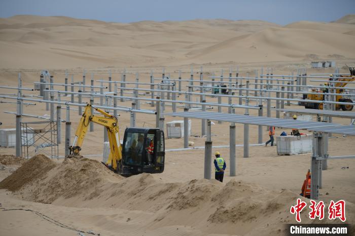 إنشاء مشروع ضخم للطاقة الشمسية في صحراء كوبتشي بشمال الصين