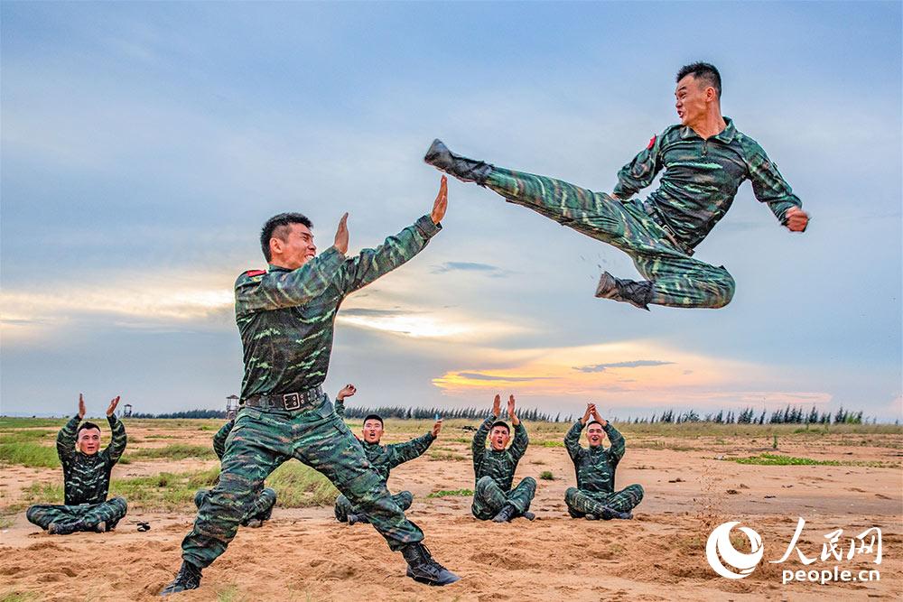 بالصور: تدريبات قاسية للشرطة المسلحة الصينية في مياه البحر