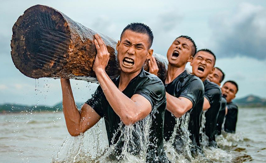 بالصور: تدريبات قاسية للشرطة المسلحة الصينية في مياه البحر