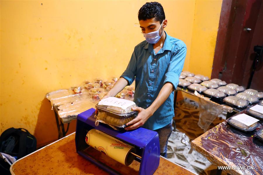 مقالة : متطوعون مصريون يقومون بطهي وتوصيل وجبات مجانية لمرضى كورونا في العزل المنزلي