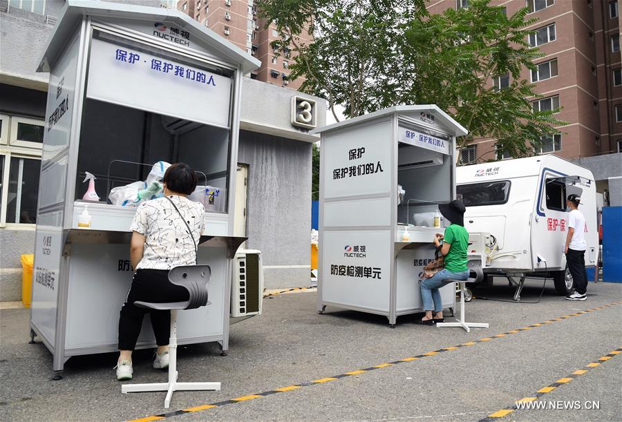 استخدام عربات متحركة لإجراء اختبار الحمض النووي لكوفيد-19 في بكين