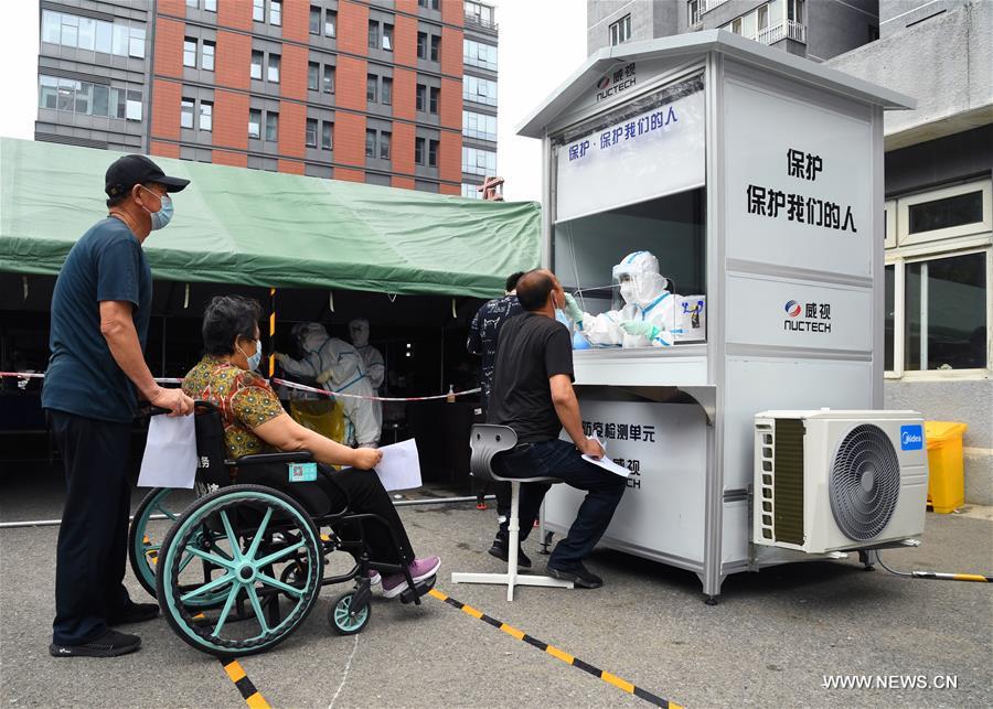 استخدام عربات متحركة لإجراء اختبار الحمض النووي لكوفيد-19 في بكين