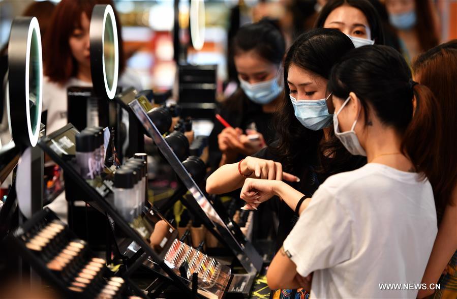مقاطعة هاينان بجنوبي الصين ترفع حصة التسوق المعفاة من الرسوم الجمركية إلى 100 ألف يوان