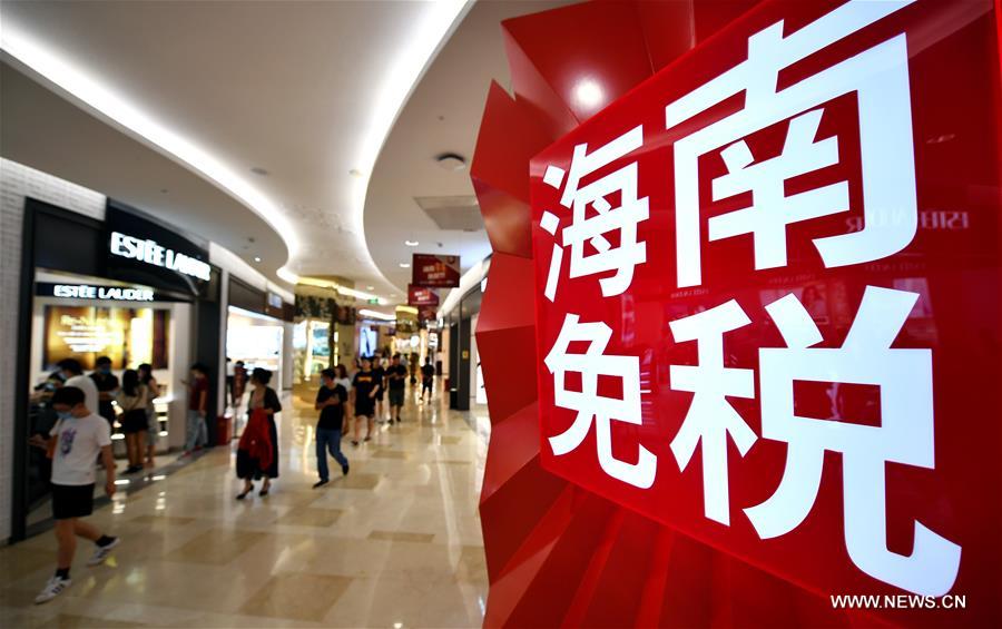 مقاطعة هاينان بجنوبي الصين ترفع حصة التسوق المعفاة من الرسوم الجمركية إلى 100 ألف يوان