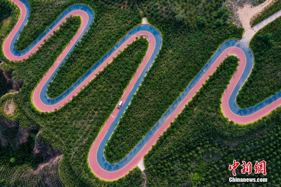 بالصور: طريق الأفعى الملونة في شمال الصين