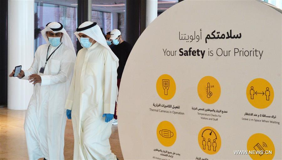 تحقيق إخباري: الكويتيون يتنفسون الصعداء مع استئناف العمل الحكومي والخاص