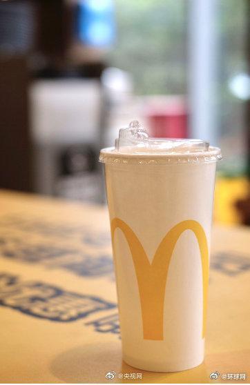 ماكدونالدز بصدد التخلص تدريجيا من استخدام الشفاطات البلاستيكية في الصين