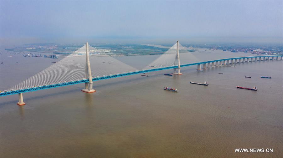 افتتاح جسر مدعوم بالكوابل مزدوج الاستخدام ذو أطول قطعة بين ركيزتين رئيسيتين في العالم أمام حركة المرور