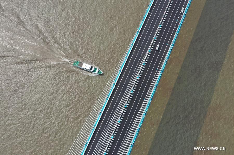 افتتاح جسر مدعوم بالكوابل مزدوج الاستخدام ذو أطول قطعة بين ركيزتين رئيسيتين في العالم أمام حركة المرور