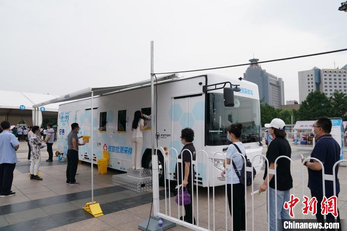بكين تستعين بمحطات متنقلة لجمع العينات للمساعدة في اختبار الإصابة بـ