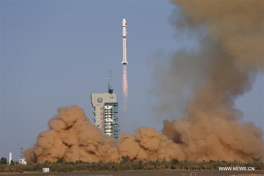 الصين تطلق قمرا صناعيا لدراسة البيئة الفضائية