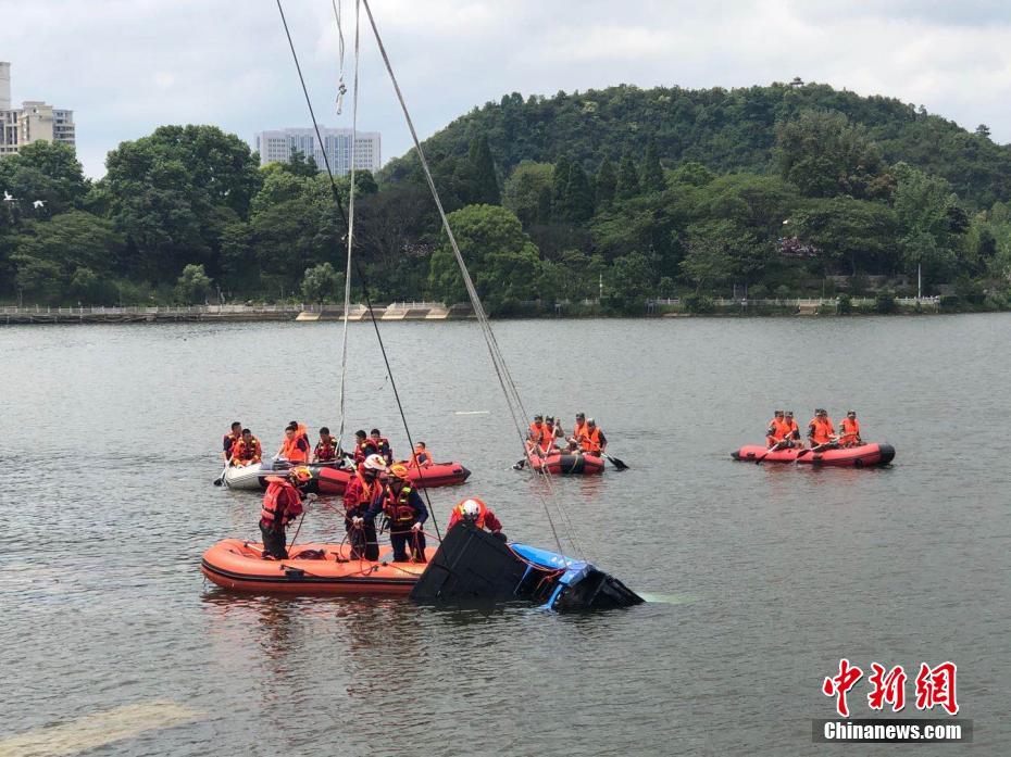 مصرع 21 شخصا وإصابة 15 آخرين عقب غرق حافلة في بحيرة بجنوب غربي الصين