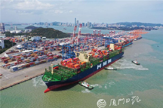 أكبر سفينة حاويات في العالم ترسو في ميناء شيامن شرقي الصين