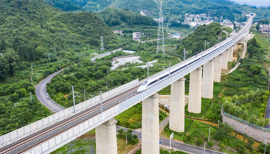 افتتاح خط سكة حديد جديد فائق السرعة في مقاطعة قويتشو بجنوب غربي الصين