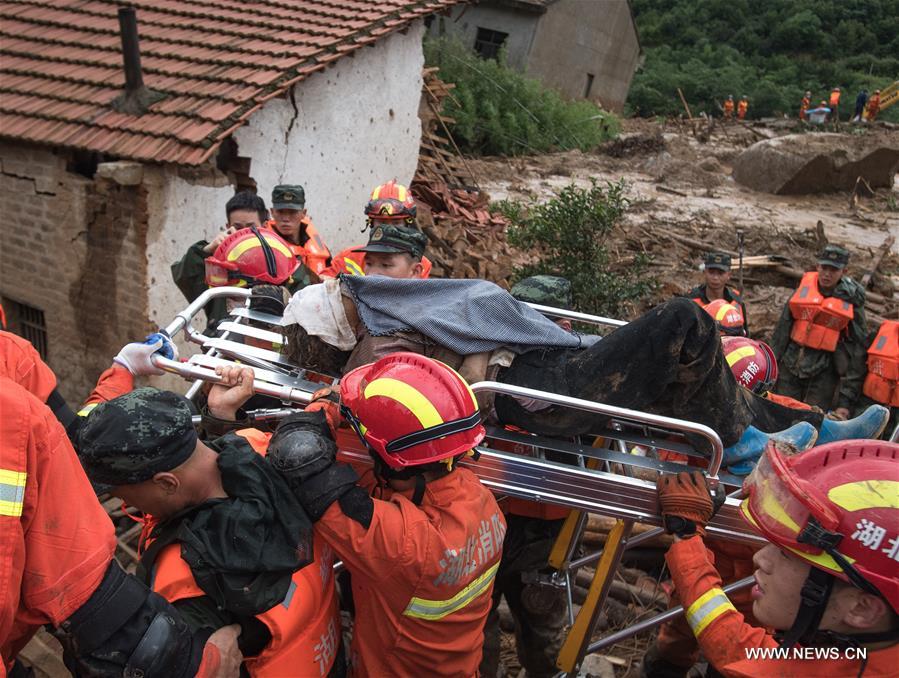 إنقاذ امرأة مسنة بعد انهيار أرضي في مقاطعة هوبي بوسط الصين
