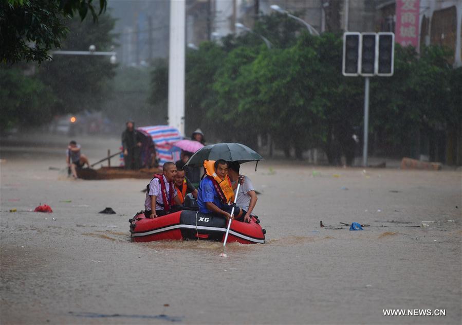 شي يشدد على التحلي بالشجاعة في مكافحة الفيضانات لضمان سلامة الشعب وممتلكاته