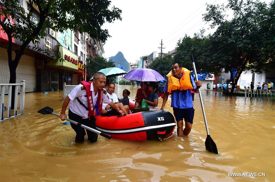 شي يشدد على التحلي بالشجاعة في مكافحة الفيضانات لضمان سلامة الشعب وممتلكاته