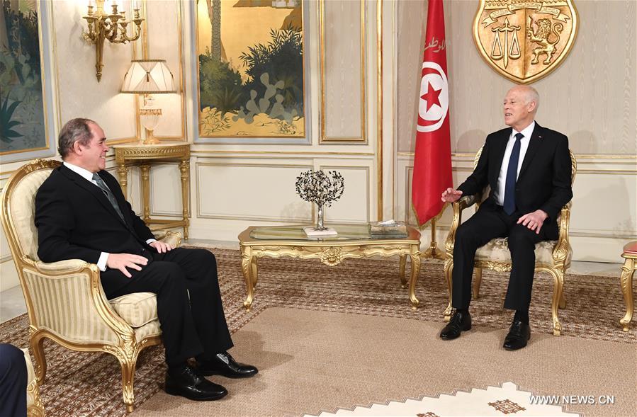 الرئيس التونسي يبحث تطورات الملف الليبي مع وزير الخارجية الجزائري