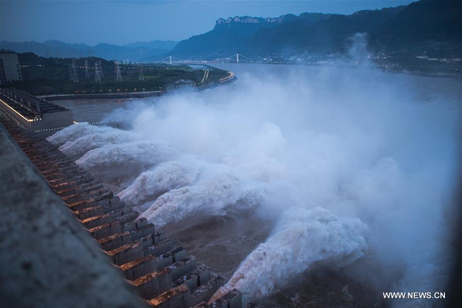 الفيضان الثاني لنهر اليانغتسي يعبر سد الخوانق الثلاثة