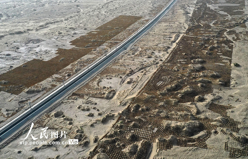 مشروع تثبيت الرمال على طول خط سكة حديد في صحراء تاكليماكان في شينجيانغ