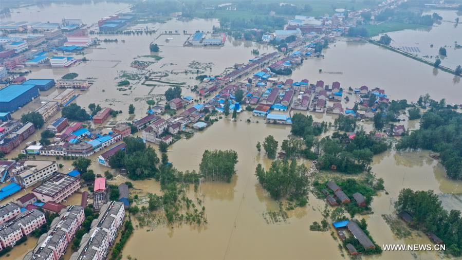 إجلاء سكان حاصرتهم الفيضانات في شرقي الصين