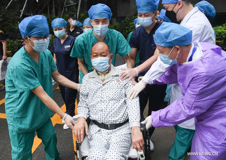 خروج مريض خضع لعملية زراعة رئتين جراء إصابته بكوفيد-19 من المستشفى بعد شفائه في ووهان