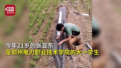 طالب صيني يبني نسخة مصغرة من السكك الحديدية في بيته