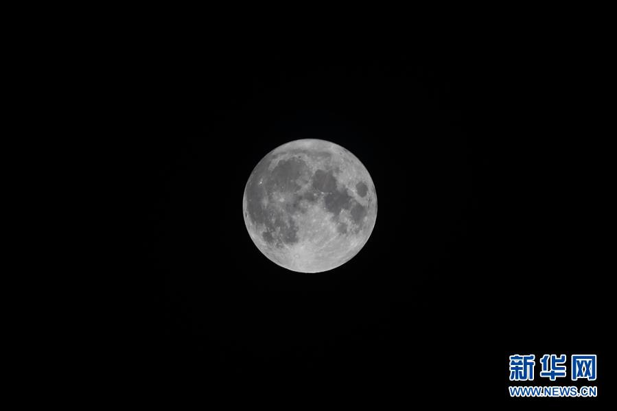 ظاهرة نادرة: القمر بدرا كاملا يوم 14 من الشهر القمري الصيني