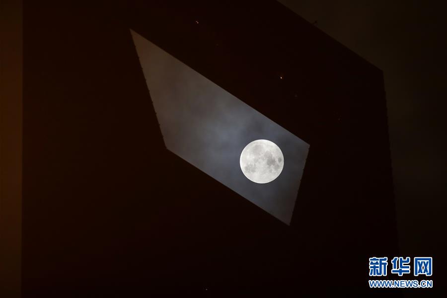 ظاهرة نادرة: القمر بدرا كاملا يوم 14 من الشهر القمري الصيني
