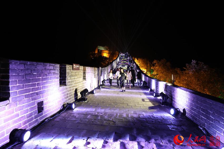 قطاع بادالينغ من سور الصين العظيم في بكين يقدم جولات ليلية