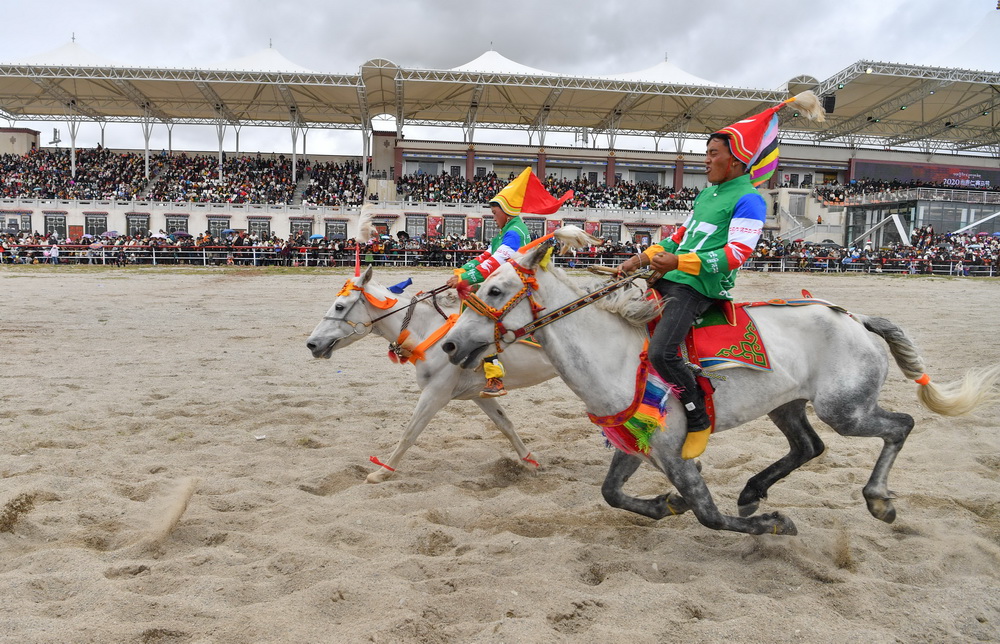 بالصور: مشاهد رائعة لسباق الخيول في التبت