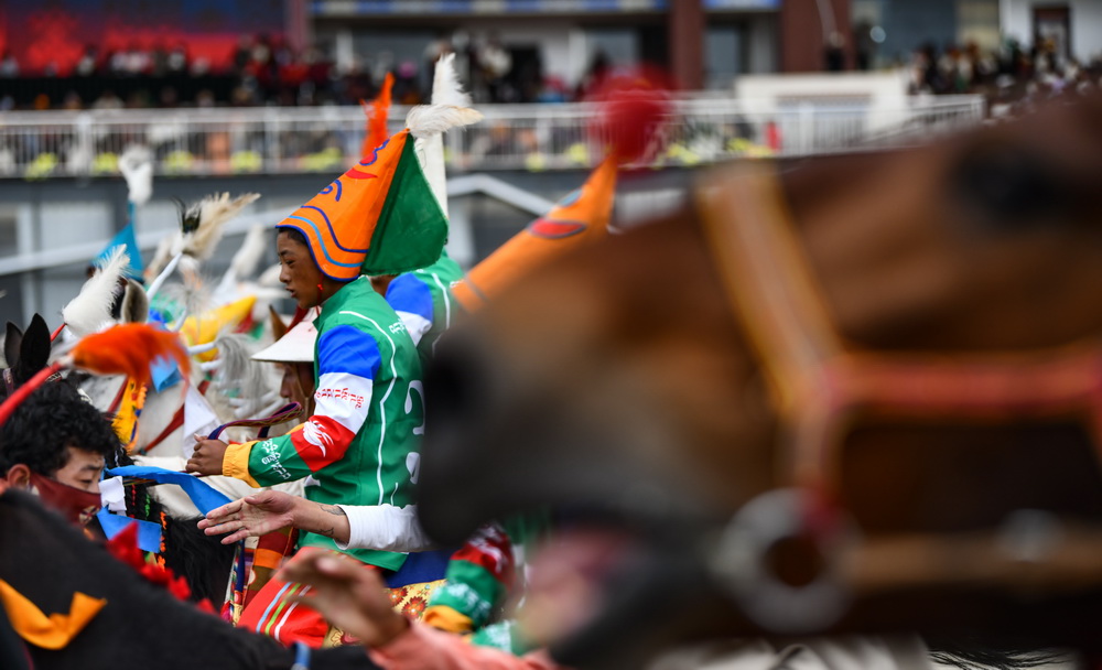 بالصور: مشاهد رائعة لسباق الخيول في التبت