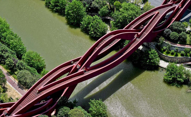 جسر على شكل العقدة الصينية.. "الجسر الأكثر جاذبية في العالم" 