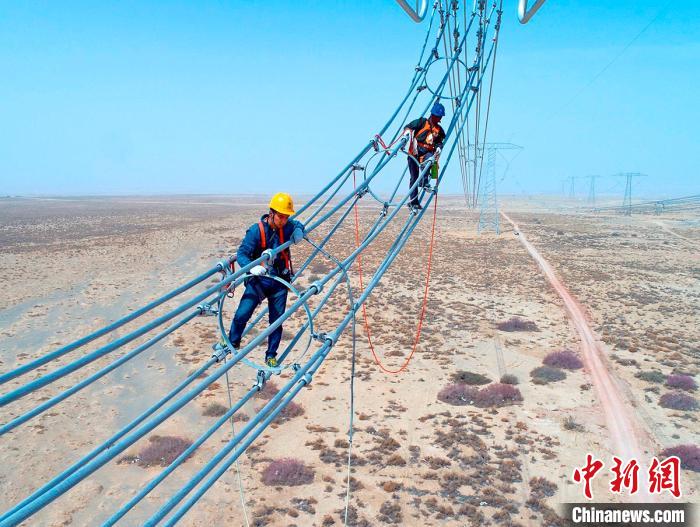 شينجيانغ تبني أكبر شبكة كهرباء في الصين على مستوى المقاطعة