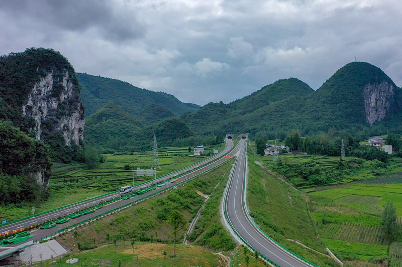 افتتاح طريق سريعة بمحافظة انشي الجبلية، اخر منطقة بدون طرق سريعة في هوبي