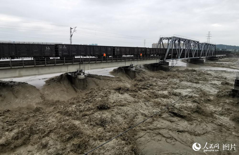قطار بـ 8100 طن لتثبيت جسر أمام الفيضانات