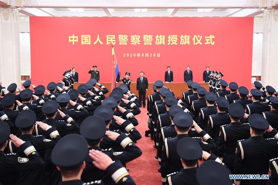 شي يمنح العلم لقوة الشرطة الصينية