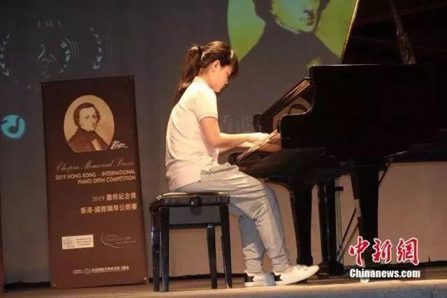فتاة صينية مكفوفة تعزف على البيانو من الذاكرة