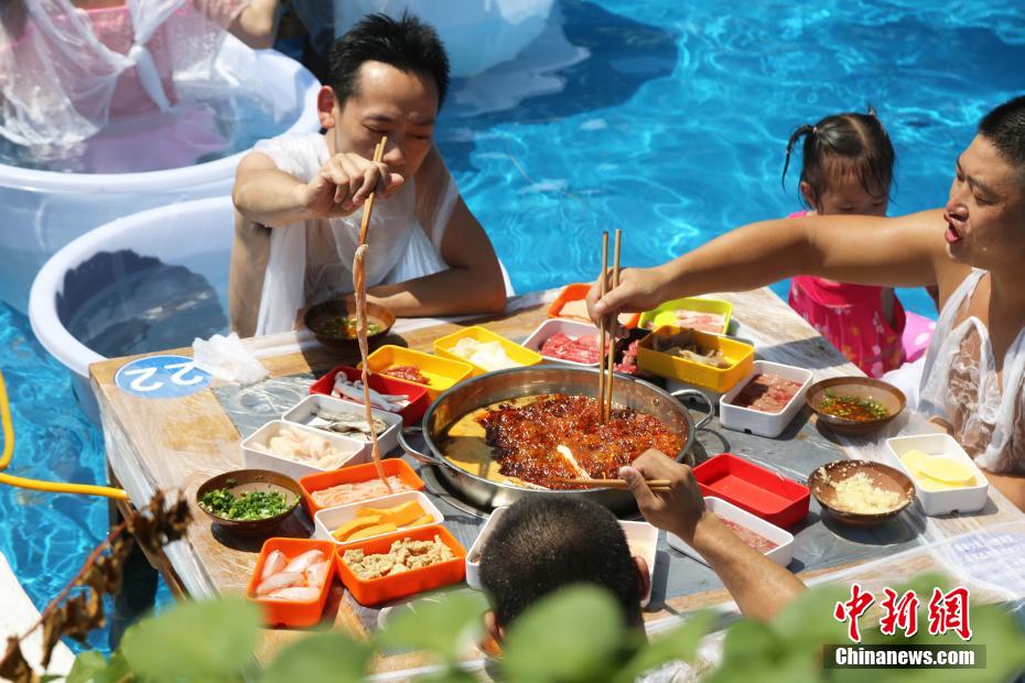 بين الجليد والنار.. سكان تشونغتشينغ يجلسون في دلو من الجليد لتناول طعام الوعاء الساخن